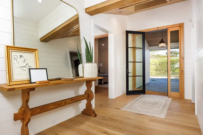 Entry hallway — Corona Del Mar real estate photography
