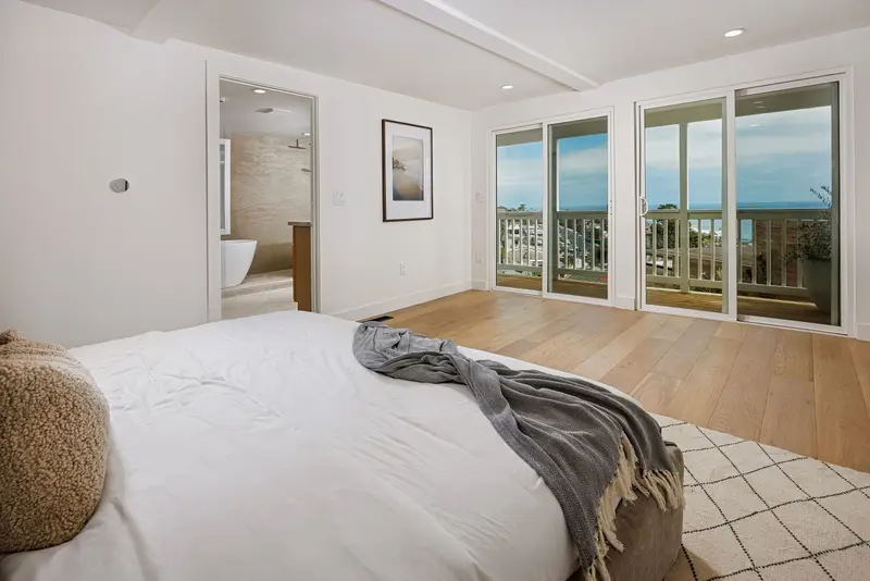 Primary bedroom with ensuite bath — Laguna Beach real estate photography