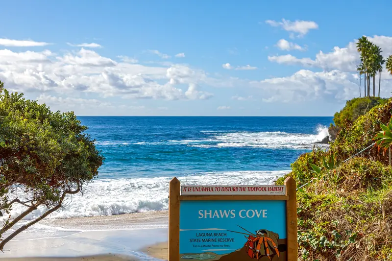 Shaw's Cove beach access at low tide — Laguna Beach real estate photography