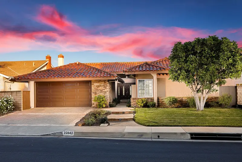 White Paint, Warm Light | Madrid Del Lago — Madrid Del Lago, Mission Viejo real estate photography